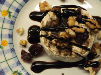 Camembert z glazurą żurawinową