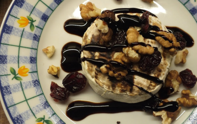 Camembert z glazurą żurawinową