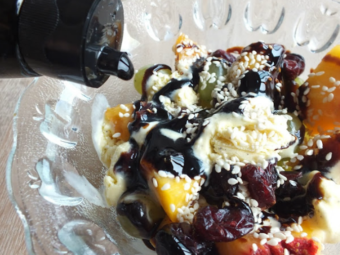 Deser lodowo-owocowo-sezamowy