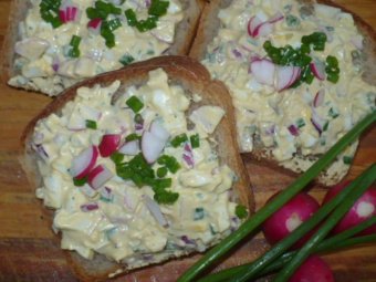 Pasta jajeczna z rzodkiewkami i szczypiorkiem