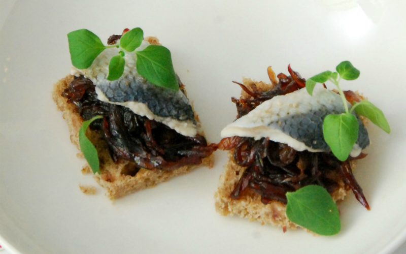 Śledź z konfiturą z czerwonej cebuli