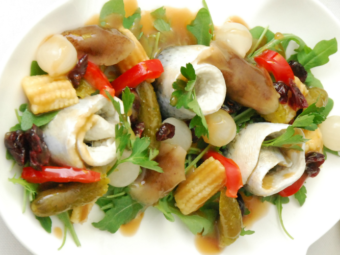 Śledź z piklami i sosem balsamiczno-miodowym