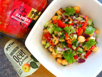 Kolorowa sałatka z cieciorką i papryką konserwową na occie jabłkowym OCTIM