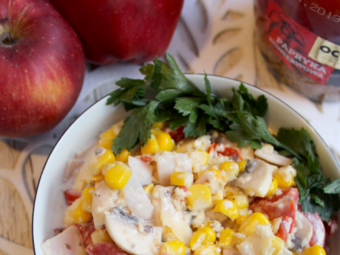 Prosta sałatka z marynowaną papryką